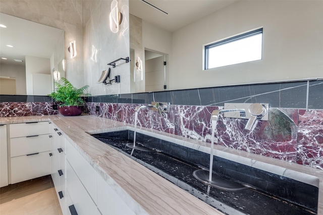 bathroom featuring tasteful backsplash