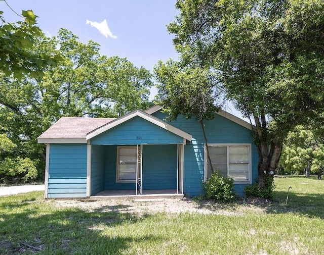 view of front facade with a front lawn