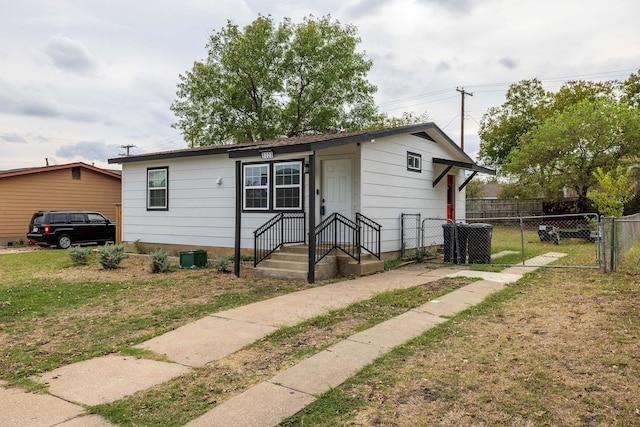 view of front of house featuring a front yard