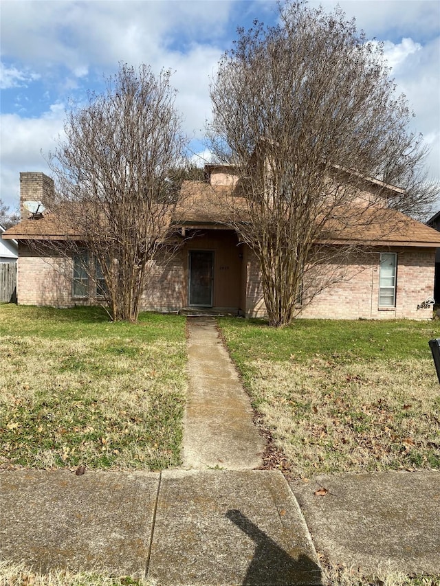 view of front of property with a front yard