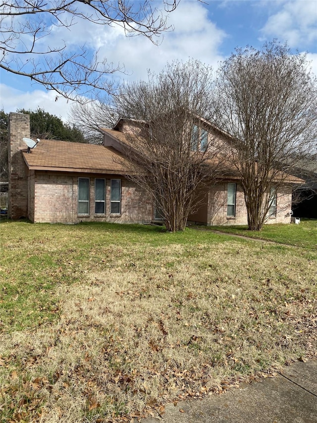 single story home featuring a front lawn