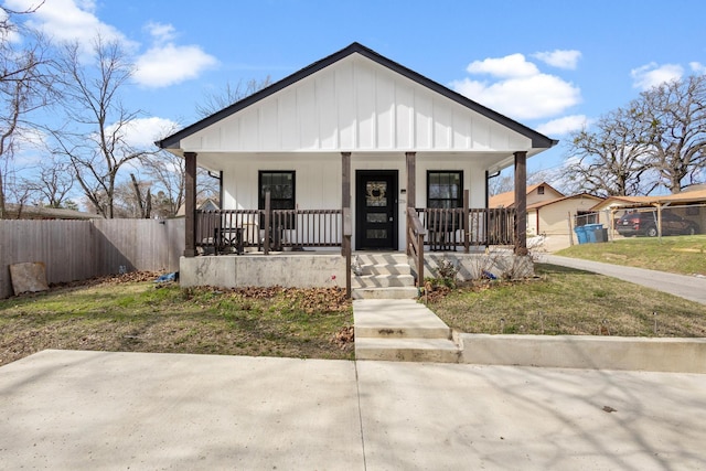 view of front of house featuring a porch and a front yard