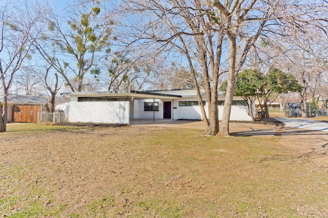 view of front of house with fence and a front lawn