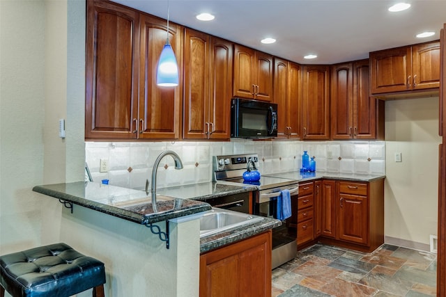 kitchen with pendant lighting, stainless steel range with electric stovetop, a kitchen breakfast bar, decorative backsplash, and kitchen peninsula