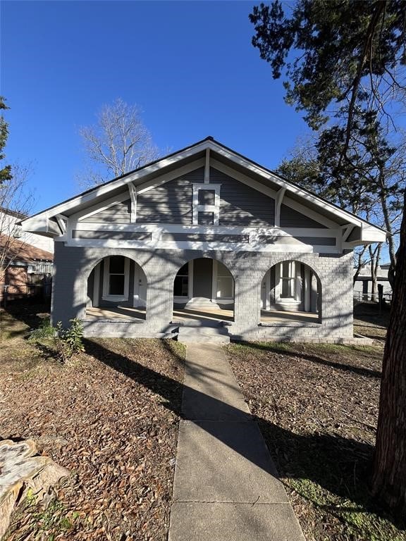 ranch-style home with a porch