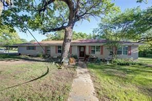 single story home with a front lawn