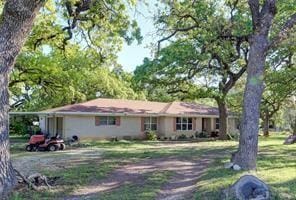 single story home with a front yard