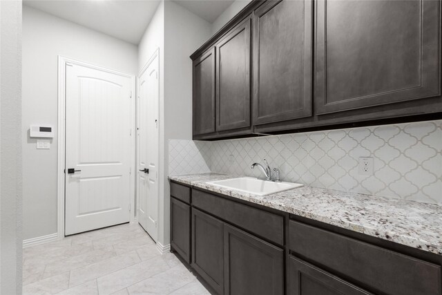 3915 Southern Oaks Dr, Royse City, TX 75189 - laundry area with a sink and baseboards