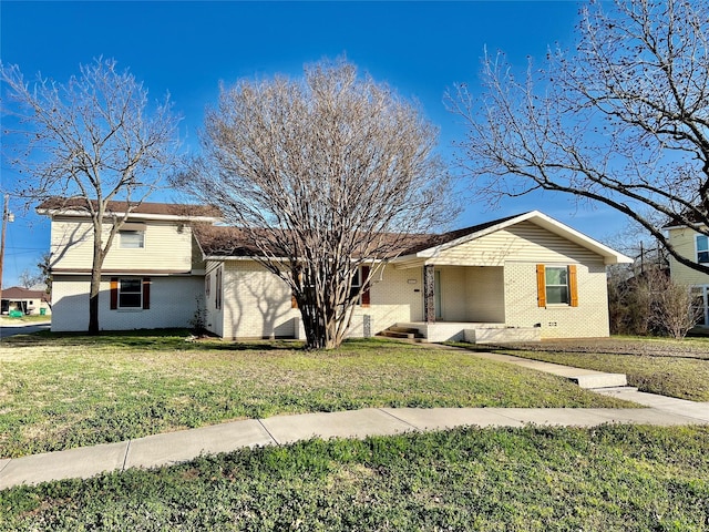 view of front of home featuring a front yard