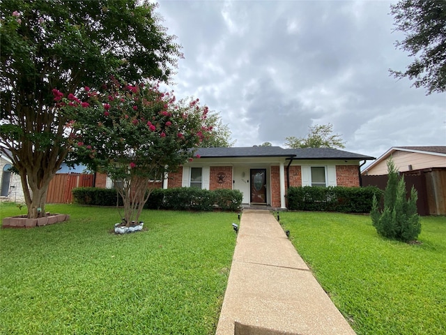 ranch-style home featuring a front lawn