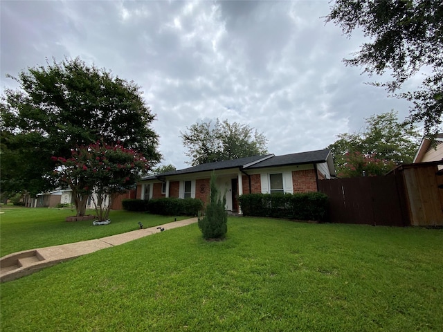 view of front of home featuring a front lawn