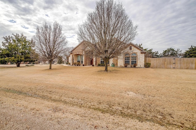 view of front of house featuring a front lawn