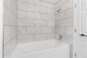 bathroom with tiled shower / bath