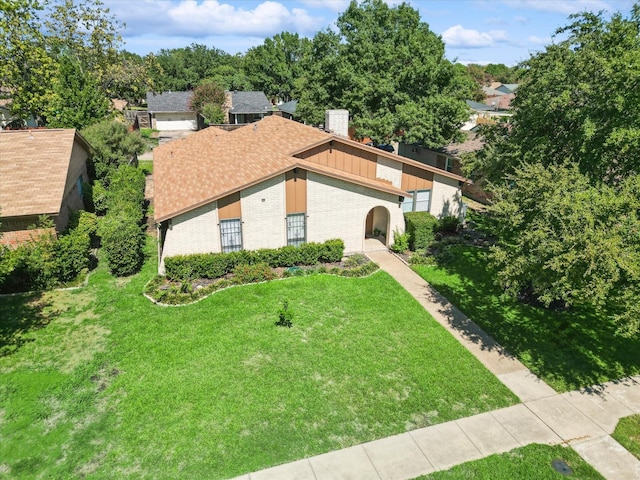 view of front of property featuring a front lawn