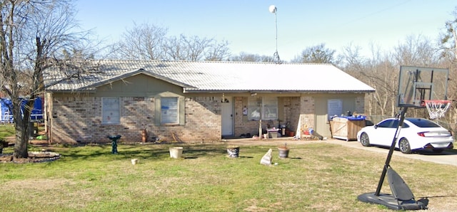 view of front facade with a front yard