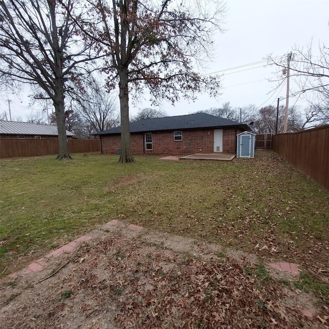 view of yard featuring a shed