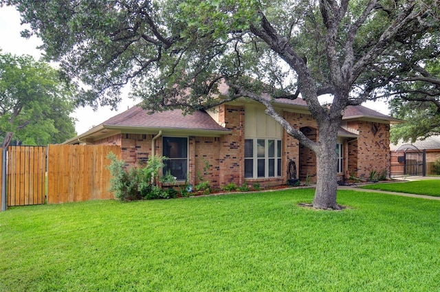 ranch-style house featuring a front yard