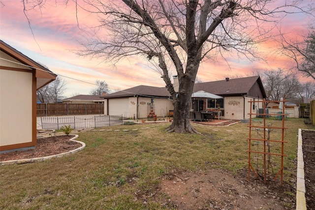 view of yard at dusk