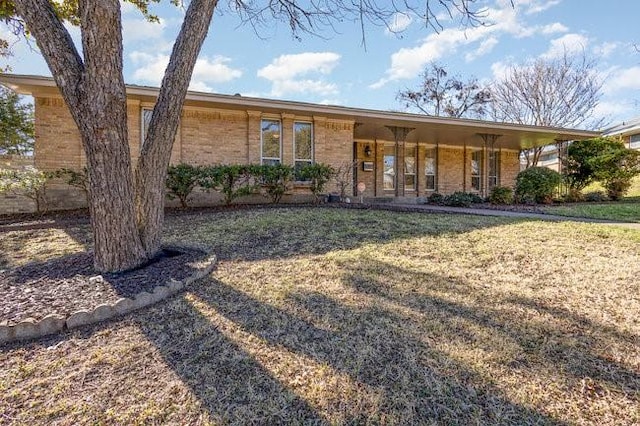 single story home featuring a front lawn