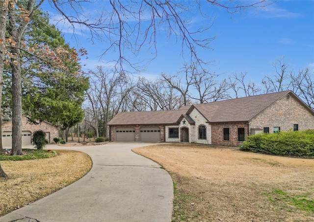 view of front facade featuring a garage and a front lawn