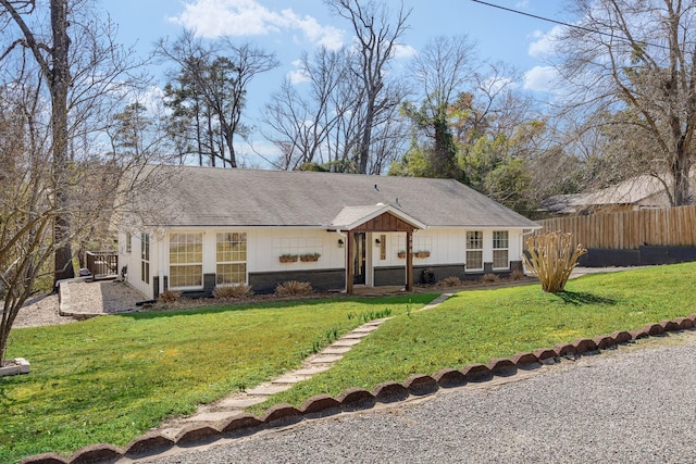 ranch-style house featuring a front yard