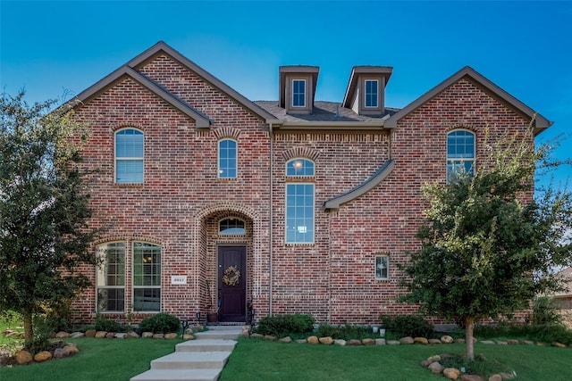 view of front of house featuring a front lawn