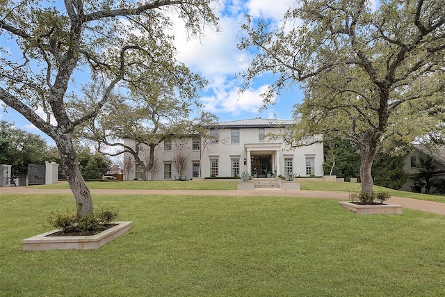 view of front of house featuring a front yard