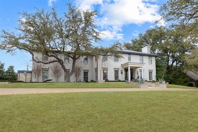 view of front of house featuring a front lawn