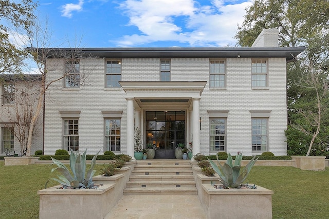 view of front facade featuring a front lawn