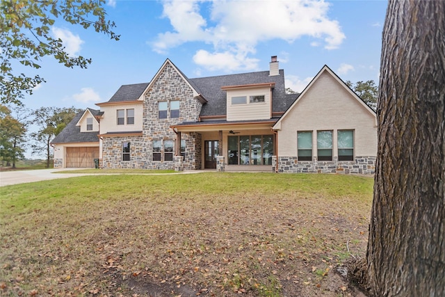 view of front of property featuring a front yard