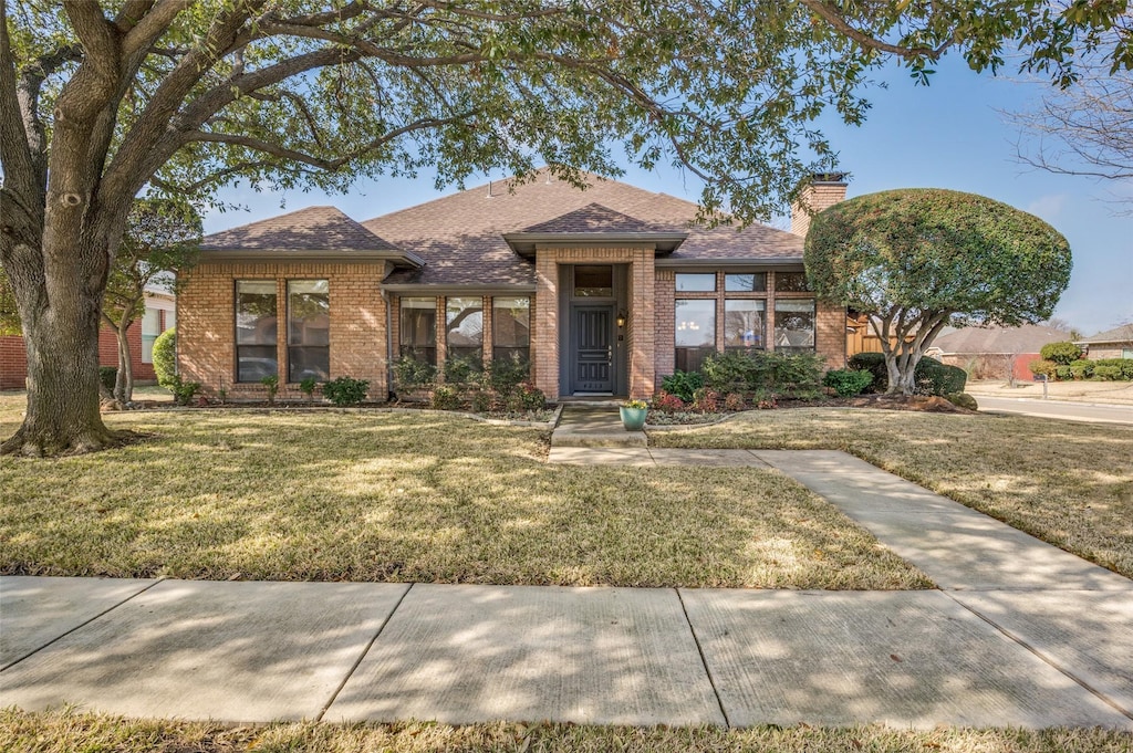 view of front of house featuring a front lawn