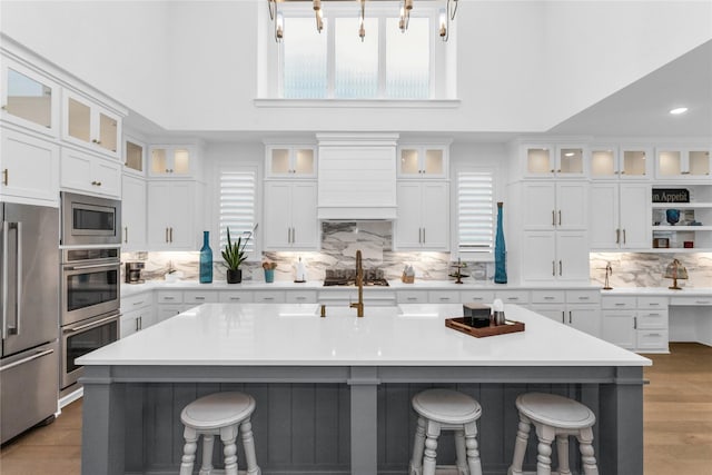 kitchen with an island with sink and a kitchen breakfast bar