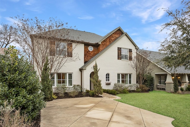 view of front of house featuring a front lawn