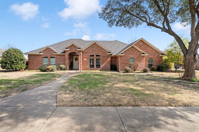 single story home featuring a front lawn