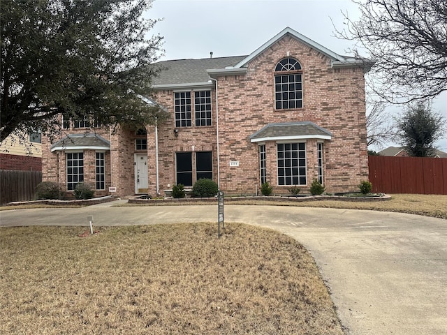 view of front facade featuring a front lawn