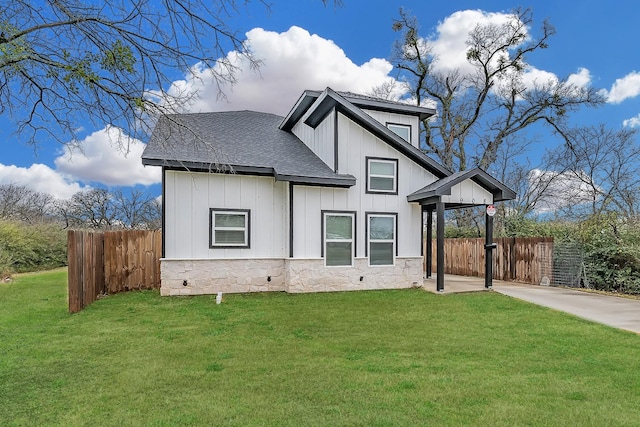 view of front of home with a front lawn