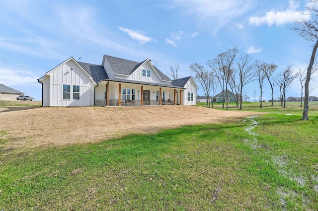 view of front of property featuring a front lawn and covered porch