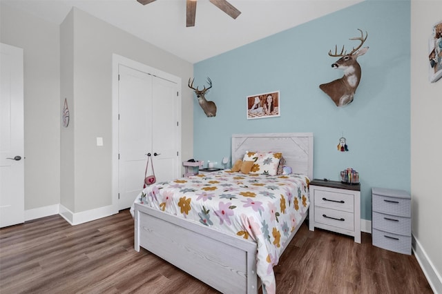 bedroom featuring ceiling fan, dark hardwood / wood-style floors, and a closet