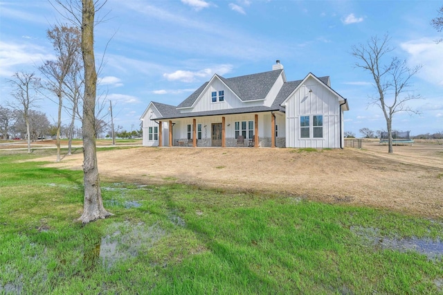 view of front of property featuring a front lawn and a porch