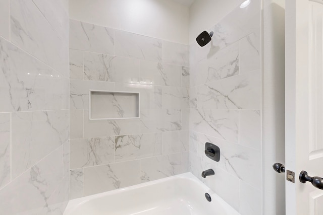 bathroom featuring tiled shower / bath combo