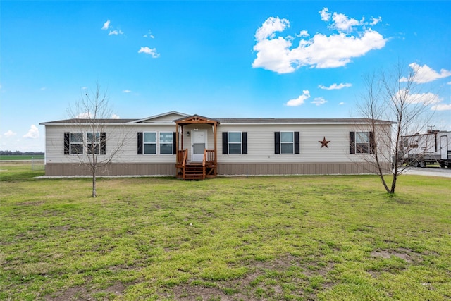 manufactured / mobile home with a front yard