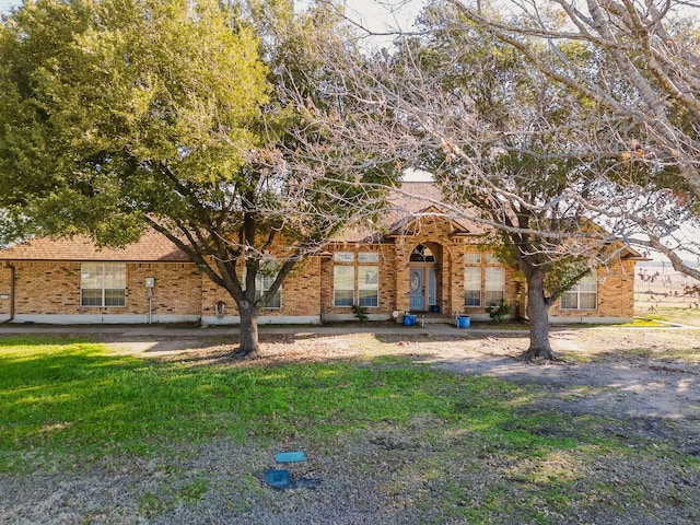 view of front of property featuring a front yard