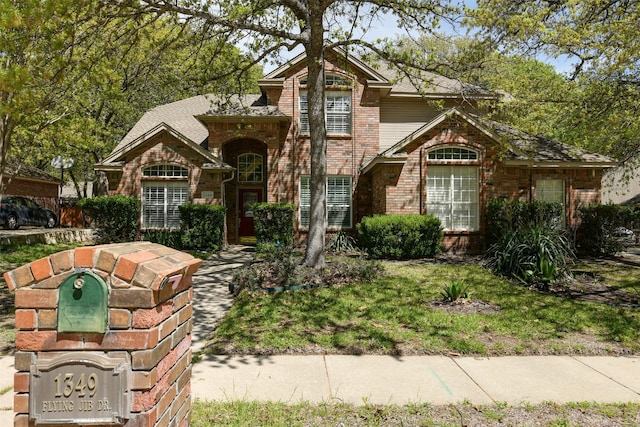 view of front of home featuring a front lawn