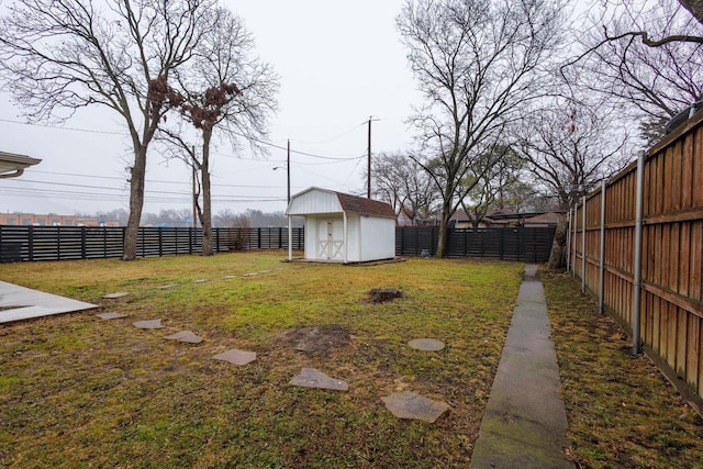 view of yard featuring a storage shed