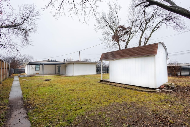 view of yard featuring a storage unit