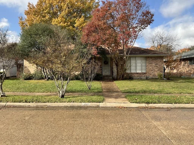 view of front of property featuring a front yard