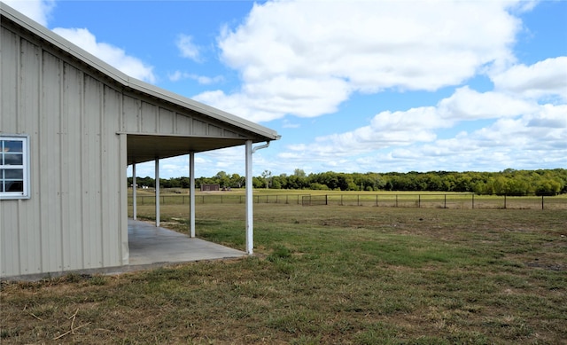 view of yard featuring a rural view