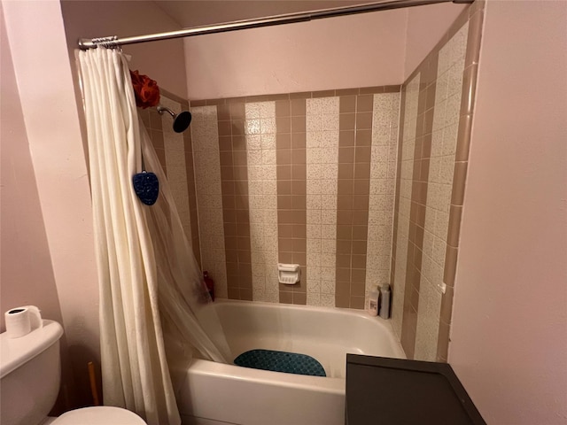 bathroom featuring shower / tub combo with curtain and toilet