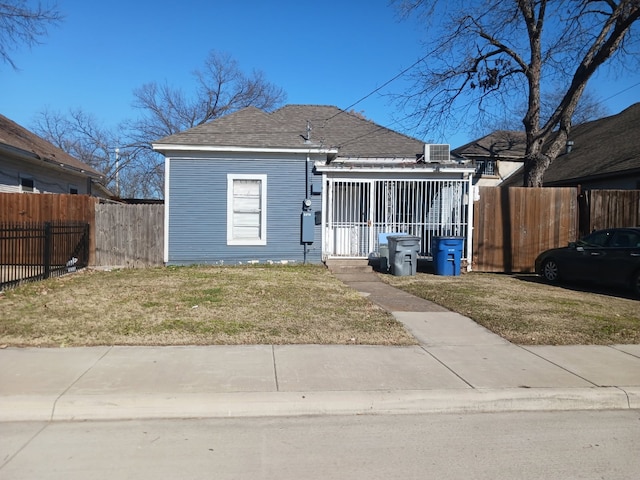 view of front facade featuring a front lawn