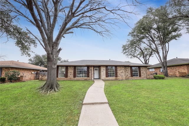 single story home with a front lawn